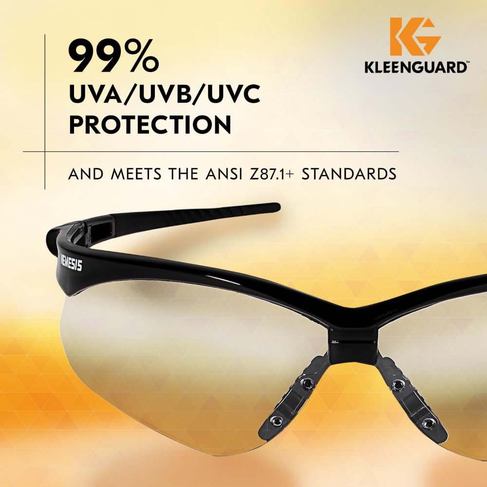Abgebildet ist ein Karton mit 12 Kimberly-Clark KleenGuard® V30 Nemesis™ Schutzbrillen mit klaren Gläsern auf gelbem Hintergrund. Sie bieten 99 % UVA/UVB/UVC-Schutz, haben eine beschlagfreie Beschichtung und erfüllen die ANSI Z87.1+-Normen.
