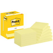 Abgebildet ist eine Packung 3M Post-it® Notes, Gelb, 76x102 mm, 100 Blatt/Block, 12 Blöcke/Karton (100% PEFC). Die gelbe Schachtel mit dem Post-it-Logo befindet sich links von den sauber gestapelten Zetteln.