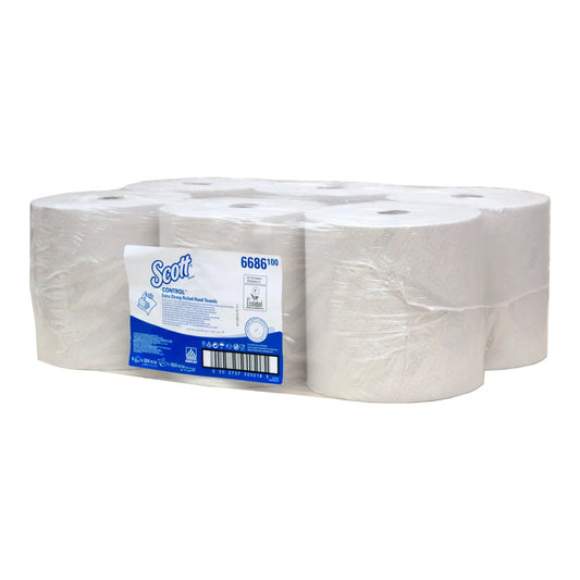 Eine Packung Scott® EXTRA STRONG Handtücher der Kimberly-Clark GmbH enthält sechs weiße Rollen, die jeweils als Einzelblatt aufgerollt und ordentlich in einer Schachtel verpackt sind, mit klarer Kennzeichnung zur einfachen Produktidentifizierung.