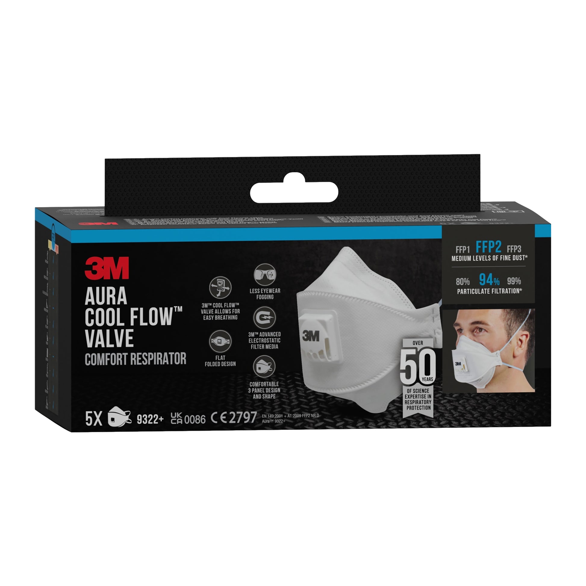 Eine schwarz-blaue Schachtel der 3M™ Aura™ Comfort Cool Flow™ Partikelmaske 9322+, FFP2, mit Ventil von 3M Deutschland GmbH zeigt ein weißes Maskenbild und Produktinformationen. Die Packung enthält 5 FFP2-Masken mit einer Partikelfiltration von bis zu 94 %.