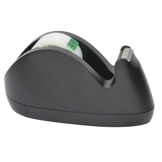 Ein schwarzer Scotch™ C29 Klebebandabroller der 3M Deutschland GmbH hält eine Rolle Scotch® Magic™ Invisible Tape (19 mm x 8,89 m, 1 Rolle/Packung) mit einem grün karierten Innenkern auf weißem Hintergrund.
