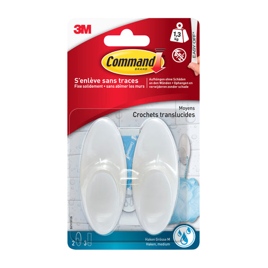 Eine Packung Command™ Bad Handtuchhaken der 3M Deutschland GmbH besteht aus zwei mittelgroßen durchsichtigen Haken in einer Kunststoffblisterpackung mit französischen und deutschen Beschreibungen der Produkteigenschaften und einem roten Kopf.