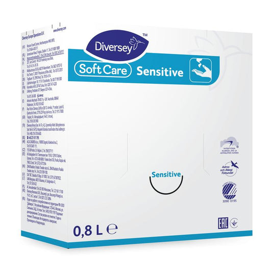 Eine 0,8-Liter-Box Soft Care Sensitive Handseife der Diversey Deutschland GmbH & Co. OHG in blau-weißer Verpackung, ideal für empfindliche Haut. Mehrsprachige Produktinformationen und Zertifizierungslogos sind auf der Vorderseite abgebildet.