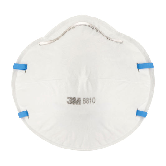 Die 3M™ Partikelmaske 8810 FFP2, ohne Ventil, von 3M Deutschland GmbH, wird frontal mit blauen Elastikbändern und Metall-Nasenclip vor neutralem Hintergrund gezeigt.