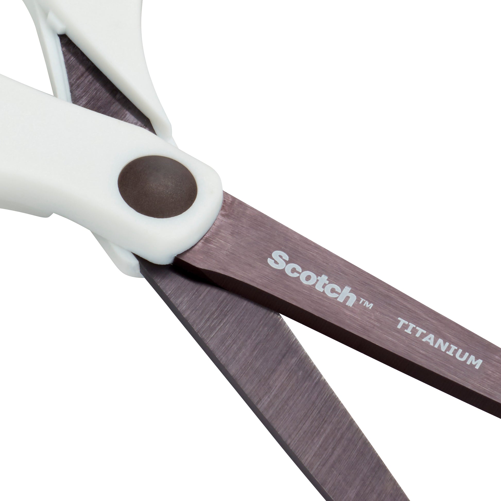 Nahaufnahme eines Paars Scotch™ Titanschere (20 cm) der 3M Deutschland GmbH mit weißen Griffen und Titaniumklingen. Auf einer Klinge sind "Scotch" und "Titanium" in Weiß aufgedruckt.