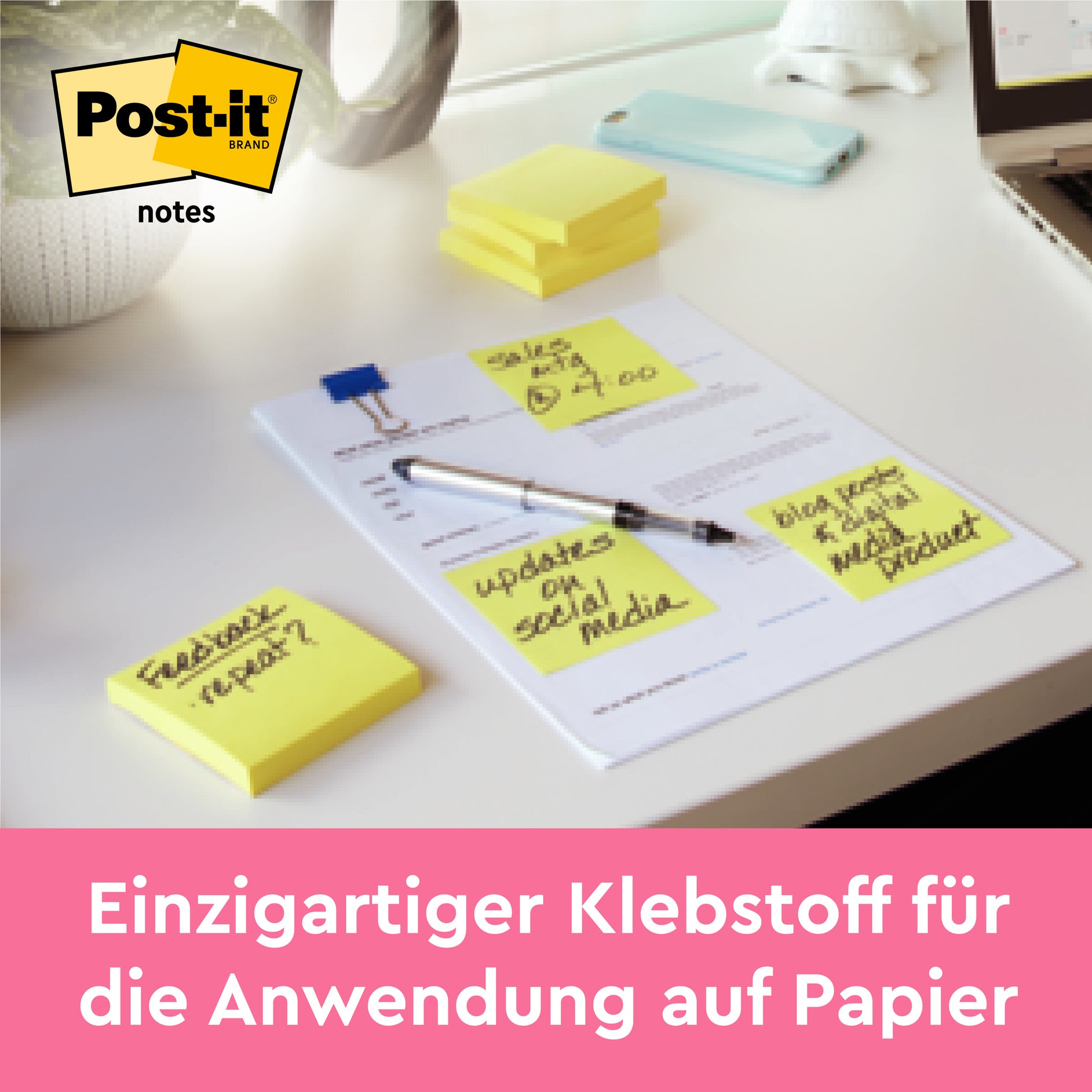 Ein Schreibtisch mit 3M Deutschland GmbH Post-it® Notes, Gelb, 76 mm x 76 mm (100 Blatt/Block), die an Dokumenten befestigt und verstreut sind; die Zettel sind mit handgeschriebenem Text und deutschem Branding am unteren Rand versehen.