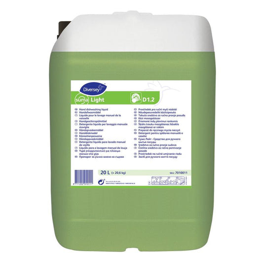 Ein rechteckiger 20-Liter-Behälter mit Suma Light D1.2 Handgeschirrspülmittel von Diversey Deutschland GmbH & Co. OHG hat einen grünen Körper, einen weißen Deckel und ein Etikett, das in mehreren Sprachen die effektive Fett- und Schmutzentfernung für sauberes Geschirr beschreibt.