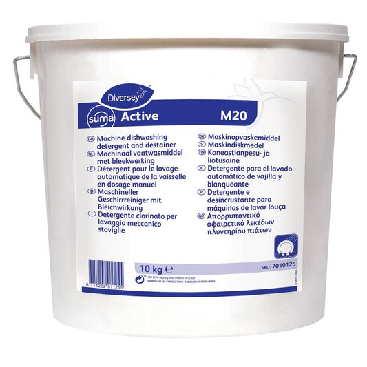 Ein weißer 10 kg Kunststoffeimer mit der Aufschrift "Suma Active M20, Extra-starker Geschirrreiniger mit Bleichwirkung" von Diversey Deutschland GmbH & Co. OHG, für professionelles maschinelles Geschirrspülen und Entfetten; Etikett in mehreren Sprachen.