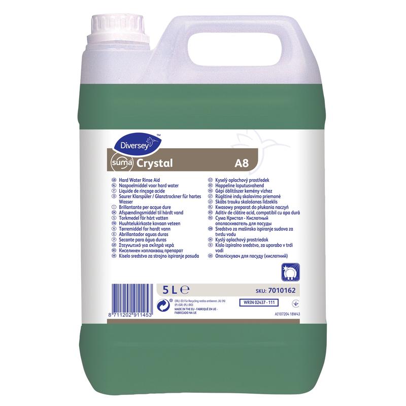 Ein 5L Behälter von Suma Crystal A8, Saurer Klarspüler von Diversey Deutschland GmbH & Co. OHG, mit grüner Flüssigkeit, weißer Kappe und einem mehrsprachigen Etikett, das die effektive Verwendung in professionellen Geschirrspülern beschreibt.