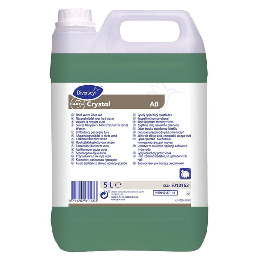 Ein 5L Behälter von Suma Crystal A8, Saurer Klarspüler von Diversey Deutschland GmbH & Co. OHG, mit grüner Flüssigkeit, weißer Kappe und einem mehrsprachigen Etikett, das die effektive Verwendung in professionellen Geschirrspülern beschreibt.