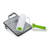 Ein Farbroller mit grünem Griff und einem Metallgitter aus dem Nölle Profi Brush Bürsten- & Pinseltechnik e.K. DIY Vestan Farbrollerset, 20 mm Florhöhe, ist das perfekte Profiwerkzeug für glatte Wand- und Flächenanstriche.