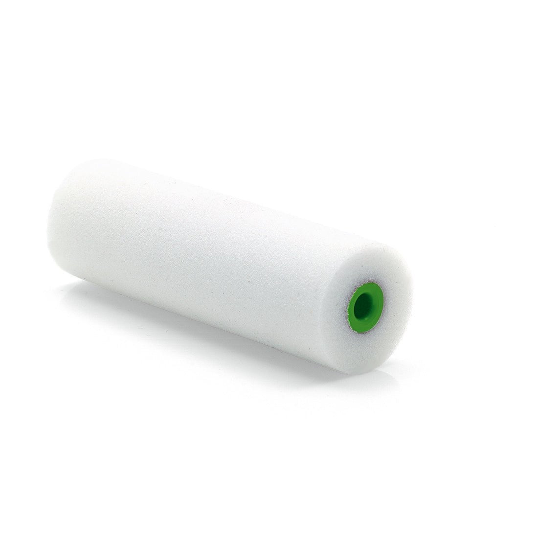 A Nölle Profi-Pinsel paint roller superfine (10 cm, straight curve), 1 piece, with green plastic core, lies on a white background - perfect for smooth surfaces. Brand: Nölle Profi Pinsel Bürsten- & Pinseltechnik e.K.
