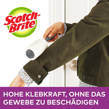 A person uses a Scotch-Brite™ Everyday Clean Lint Roller, 56 sheets, 1/package from 3M Deutschland GmbH on a dark green jacket sleeve. The German text notes a strong adhesion that gently removes lint without damaging the fabric.