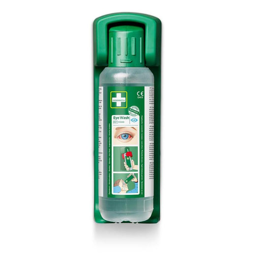Eine Wandhalterung (für Augenspülung 500 ml) von Orkla Wound Care AB, inklusive nachleuchtendem Hinweisschild, zur sicheren Aufbewahrung einer Augenspüllflasche mit Anleitung zur Notfall-Augenspülung. Die Packung enthält 1 Stück.
