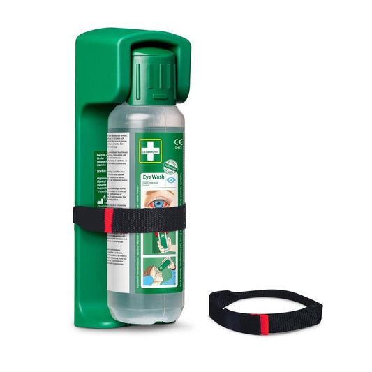 Eine grüne, an der Wand befestigte Augenspülstation enthält eine Cederroth Augenspülflasche 500 ml mit bebilderter Anleitung und einen Orkla Wound Care AB Gurt für Wandhalterung; ein zusätzliches Band (1 Stück) ist davor angebracht.