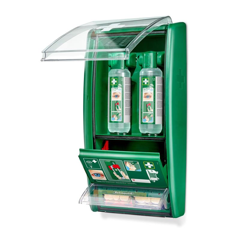 Eine grüne, an der Wand montierte Cederroth Augenspülstation von Orkla Wound Care AB mit 2 x 500 ml Flaschen (725200), einem Salvequick Pflasterspender (490700), durchsichtigem Deckel, Etiketten und einem Fach für Erste-Hilfe-Materialien ist geöffnet dargestellt.