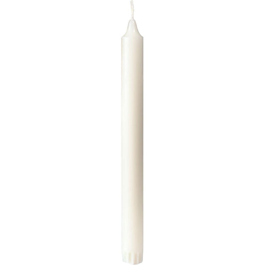 Eine einzelne, hohe Duni GmbH Kronenkerzen 100% Stearin Stumpenkerze (250 x 22 mm, weiß), sichtbarer Docht oben, steht aufrecht vor einem schlichten weißen Hintergrund. Die Packung enthält 30 Stück. Brenndauer ca. 9 Stunden.