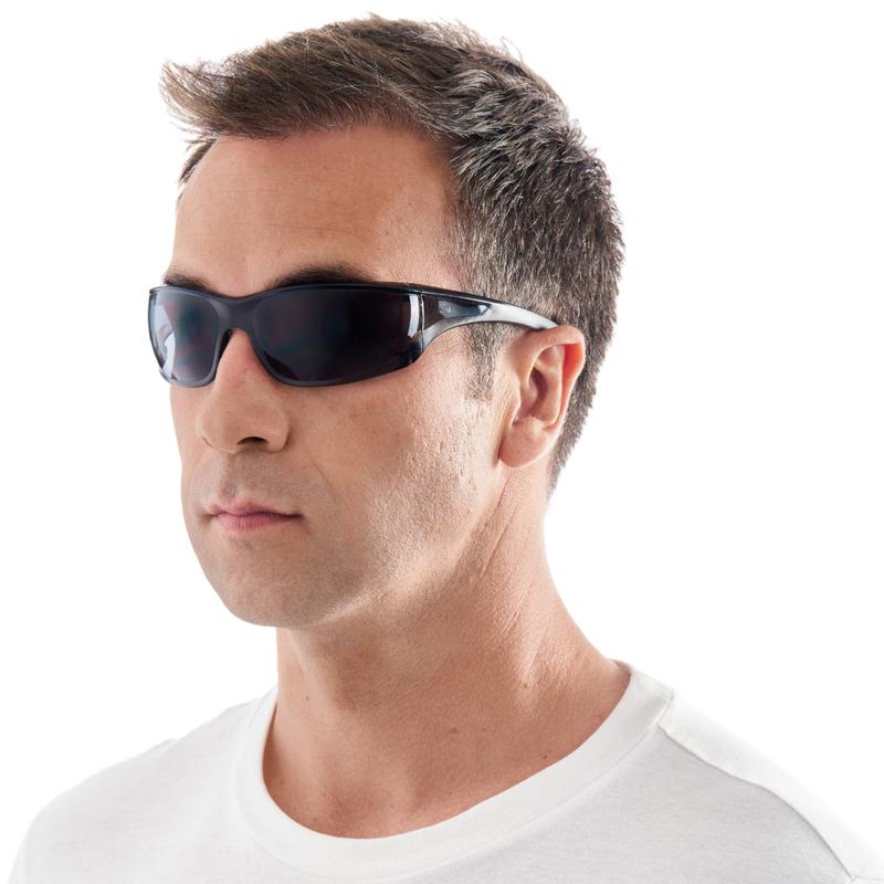 A man with short brown hair wears a white crew neck T-shirt and 3M™ Virtua™ AP safety glasses, gray lens from 3M Deutschland GmbH, depicted from the shoulders up against a plain white background, highlighting the stylish eye protection.