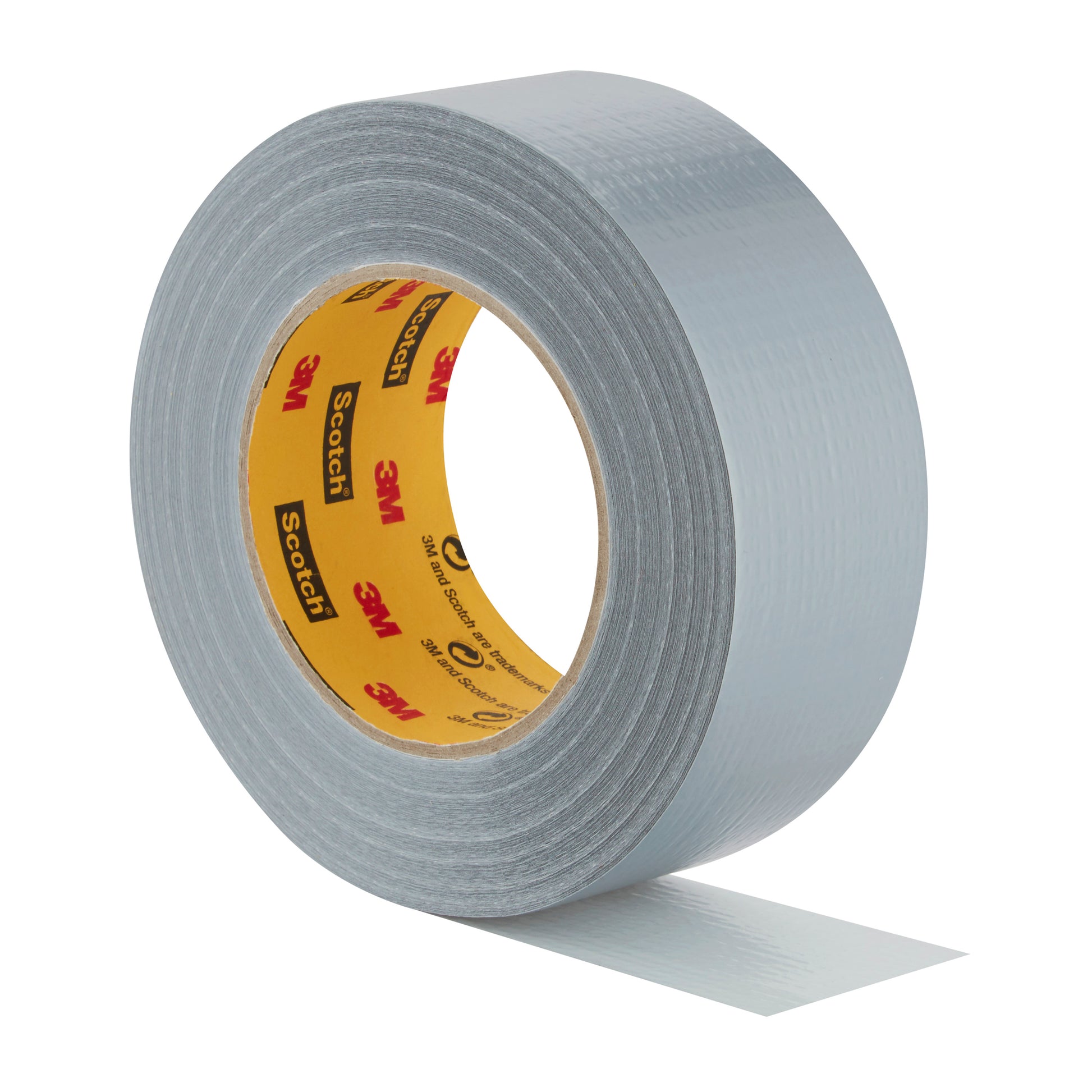 Eine Rolle Scotch® Universal Klebeband 2904 (50 m x 48 mm) der 3M Deutschland GmbH wird teilweise abgerollt, wobei die gelbe Innenseite mit rotem und schwarzem 3M Branding zum Vorschein kommt. Die strukturierte Oberfläche des Klebebandes ist auf weißem Hintergrund abgebildet.