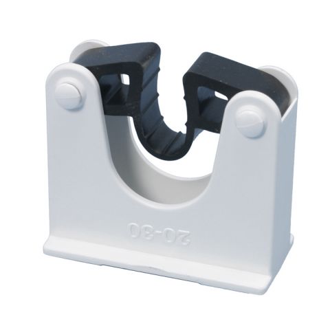 Der Halter für Aufhängeschiene von Diversey Deutschland GmbH & Co. OHG (Packung 1 Stück) ist ein weißer Kunststoff-Clip mit schwarzer Gummieinlage zur robusten Befestigung zylindrischer Objekte wie Rohre; flacher Fuß für einfache Montage.