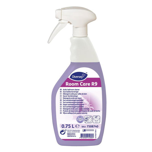 Eine weiße Sprühflasche mit der Aufschrift "Room Care R9, Saurer Sanitärreiniger | Flasche (750 ml)" von Diversey Deutschland GmbH & Co. OHG enthält 0,75 l violetten sauren Badreiniger und Kalkentferner, mit mehrsprachiger Anleitung auf der Vorderseite.