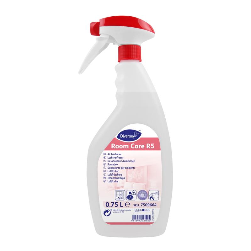 Eine weiße 750-ml-Sprühflasche aus Kunststoff mit der Aufschrift "Room Care R5, Raumdeo" von Diversey Deutschland GmbH & Co. OHG bietet Geruchsneutralisierung, mit mehrsprachiger Beschriftung und SKU auf dem Boden.
