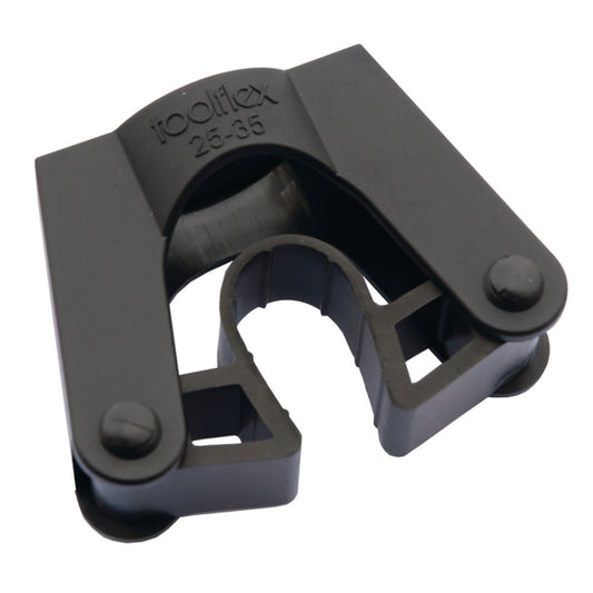 Ein schwarzer Kunststoff-Rohrclip, TASKI Toolflex Stielwarenhalter von Diversey Deutschland GmbH & Co. OHG, mit einem gebogenen Mittelschlitz, der zylindrische Griffe oder Reinigungswerkzeuge sicher an Ort und Stelle hält.