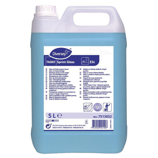 Einem 5-Liter-Behälter des TASKI Sprint Glass Glas- und Oberflächenreinigers der Diversey Deutschland GmbH & Co. OHG, einem blauen Reiniger für streifenfreie Oberflächen, liegt ein Etikett mit Produktdetails, Gebrauchsanweisung und Barcode bei.