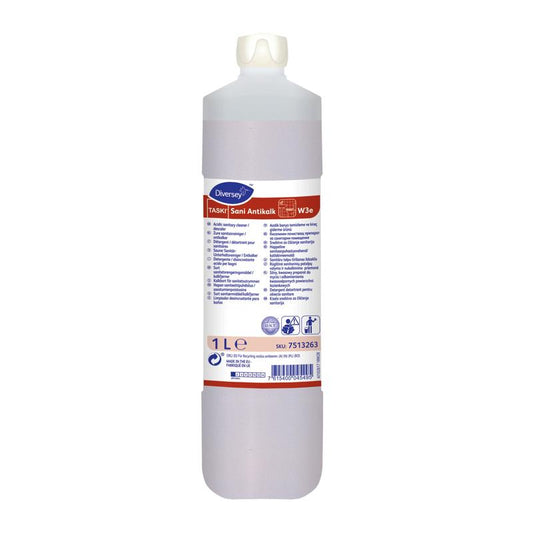 Eine 1-Liter-Flasche TASKI Sani Antikalk, saurer Sanitär-Unterhaltsreiniger und Entkalker von Diversey Deutschland GmbH & Co. OHG, mit weißem Verschluss und Etikett mit Angaben, Anwendungshinweisen und Sicherheitssymbolen.