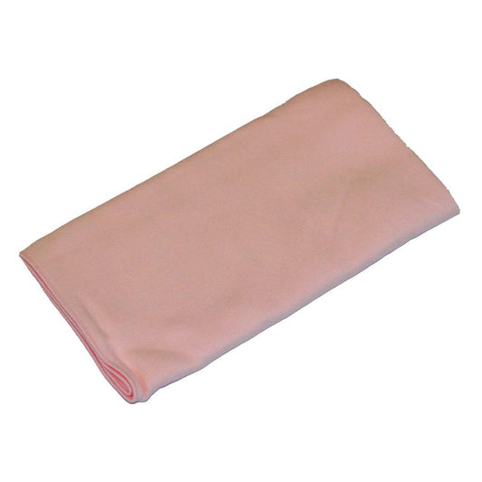 Ein gefaltetes TASKI MicroCare Mikrofasertuch 40x40 cm von Diversey Deutschland GmbH & Co. OHG in Hellrosa liegt auf weißem Untergrund.