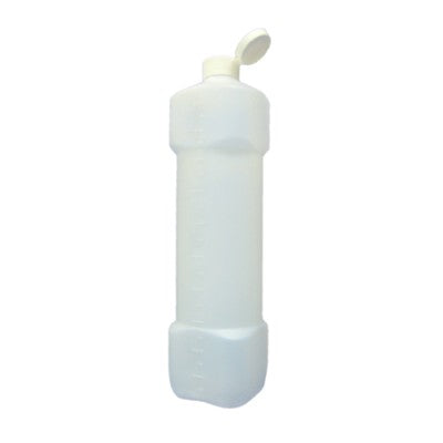 Eine durchsichtige, rechteckige Leerflasche 1 L ohne Etikett der Diversey Deutschland GmbH & Co. OHG mit weißem Flip-Top-Verschluss ist aufrecht vor einem schlichten weißen Hintergrund abgebildet.