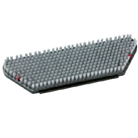 Eine Nahaufnahme der Diversey Scheuerbürste Nylon (45x15 cm) für swingo XP M-rechteckig, grau mit dicht gepackten Borsten und roten Rändern, Standardscheuerbürste Nylon (1 Stück), ideal für die effektive Reinigung, vor einem weißen Hintergrund.