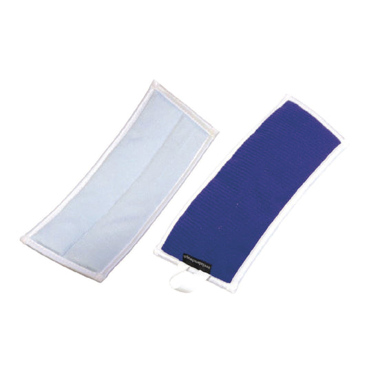 Zwei rechteckige TASKI JM Pro Glass Mop 25 cm Mikrofaserbezüge von Diversey Deutschland GmbH & Co. OHG sind nebeneinander abgebildet, ein hellblauer und ein dunkelblauer, jeweils mit weißer Umrandung; der dunkelblaue hat an einem Ende eine weiße Zuglasche.