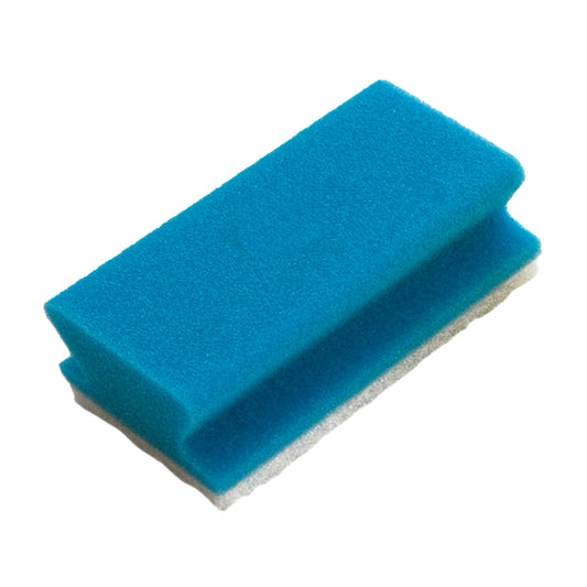 Der TASKI Schwamm Padschwamm 10Stk. von Diversey Deutschland GmbH & Co. OHG ist ein blauer, rechteckiger Reinigungsschwamm mit weißer Scheuerschicht – ideal für mühelose und effektive Reinigung auf verschiedenen Oberflächen.