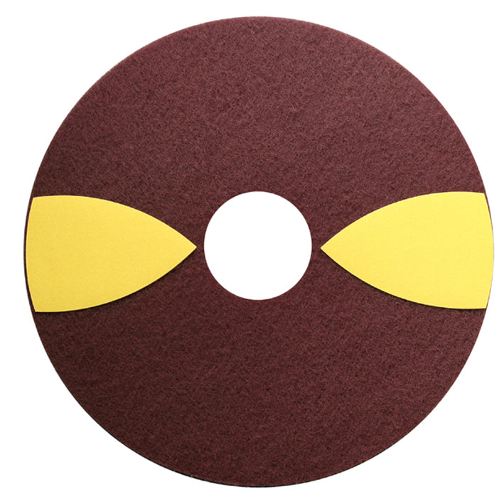 Das TASKI JonWood Floor Pad 5pc W1 von Diversey Deutschland GmbH & Co. OHG ist ein rundes, braunes Pad mit einem Loch in der Mitte und zwei gelben Halbmonden, das für die streifenfreie Reinigung von Holzböden entwickelt wurde; abgebildet auf weißem Hintergrund.