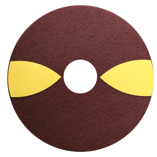Das TASKI JonWood Floor Pad 5pc W1 von Diversey Deutschland GmbH & Co. OHG ist ein rundes, braunes Pad mit einem Loch in der Mitte und zwei gelben Halbmonden, das für die streifenfreie Reinigung von Holzböden entwickelt wurde; abgebildet auf weißem Hintergrund.