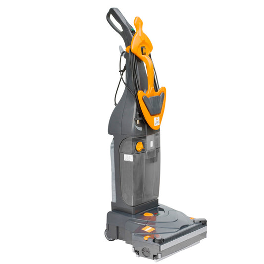 Die TASKI swingo 150 E von Diversey ist eine kompakte, kabelgebundene Scheuersaugmaschine mit Walzenbürste und Lamellenset, ideal für kleine oder unübersichtliche Flächen. Ihr aufrechtes Design gewährleistet eine effiziente Reinigung verschiedener Bodenoberflächen. Die Packung enthält 1 Gerät.