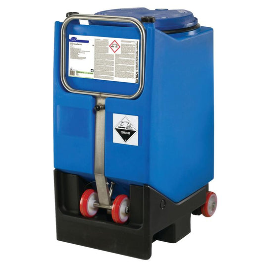 Ein großer blauer Behälter auf Rädern mit Metallgriff und Warnschildern, konzipiert für den sicheren Transport und die Lagerung von Suma Nova Pur-Eco L6 Geschirrreiniger, flüssig von Diversey Deutschland GmbH & Co. OHG für gewerbliche Geschirrspüler.