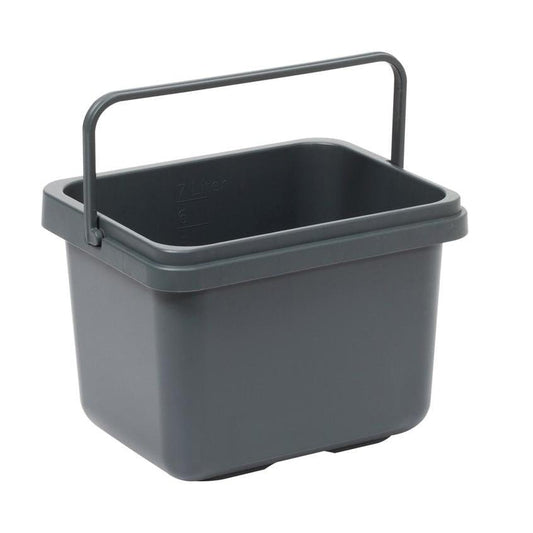 Der TASKI Tucheimer 7L von Diversey Deutschland GmbH & Co. OHG ist ein grauer rechteckiger Kunststoffeimer mit robustem Griff, Messmarkierungen auf der Innenseite und flachem Boden – das perfekte Reinigungszubehör für Haushaltsreinigungsaufgaben.