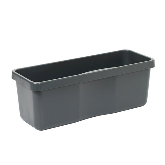 Die TASKI Mopp-Box ohne Deckel von Diversey Deutschland GmbH & Co. OHG ist ein rechteckiger, grauer Behälter mit abgerundeten Ecken und glatter Oberfläche, perfekt für professionelle Reinigung oder effiziente Reinigungslösungen. Auf weißem Hintergrund dargestellt.