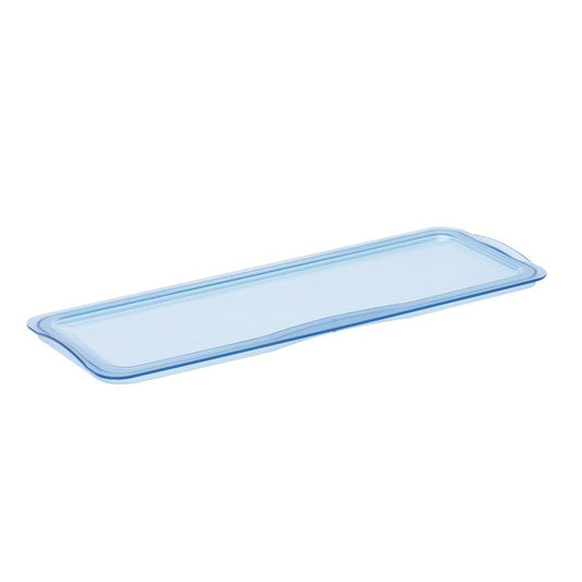 Der TASKI Mopp-Box Deckel von Diversey Deutschland GmbH & Co. OHG ist ein flacher, rechteckiger, transparenter, blauer Deckel mit hochgezogenen Kanten, der zum sicheren und hygienischen Abdecken von passenden Behältern dient.