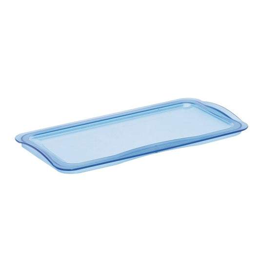 Die TASKI Mopp-Box Deckel von Diversey Deutschland GmbH & Co. OHG ist ein rechteckiger, transparenter blauer Kunststoffdeckel mit leicht erhabenen Kanten und abgerundeten Ecken, der flach auf weißem Grund liegt. Ideal für Hygiene- und Reinigungsaufgaben.