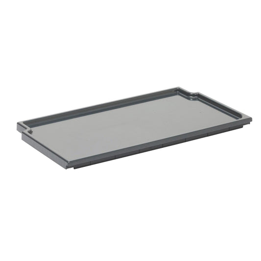 Eine graue, rechteckige TASKI Auflageschale ½ von Diversey Deutschland GmbH & Co. OHG, aus Kunststoff mit hochgezogenen Kanten und einer gekerbten Ecke, passt auf alle TASKI Trolleys und ist auf weißem Hintergrund abgebildet (Packung: 1 Stück).