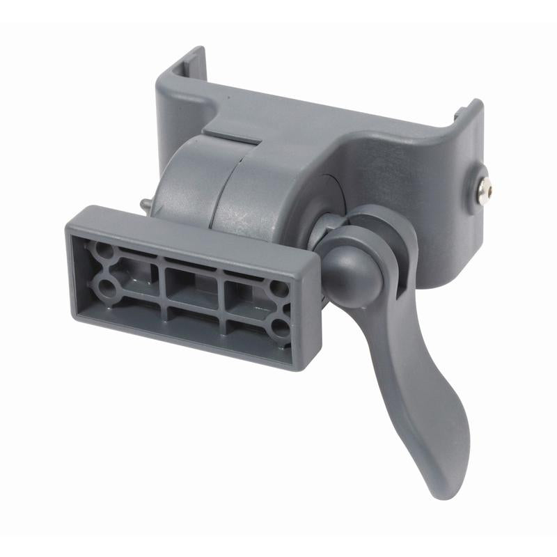 Der TASKI Konnektor von Diversey Deutschland GmbH & Co. OHG ist ein verstellbarer Scharnierbügel aus grauem Kunststoff mit rechteckiger Grundfläche und Hebelgriff, für die professionelle Reinigung, hier abgebildet als Packung (1 Stück) auf weißem Hintergrund.