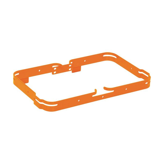 Der orangefarbene, rechteckige Metallrahmen mit abgerundeten Ecken und seitlichen Löchern, das TASKI Tuchbox Halfter von Diversey Deutschland GmbH & Co. OHG passend für 7- oder 12-Liter-Tuchboxen (7517242, 7517299), Wäschesäcke (7517286/87) oder Müllsäcke.