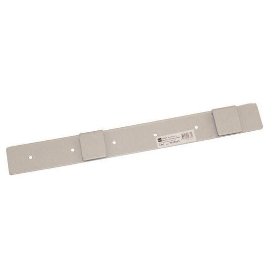 Ein flacher, rechteckiger Metall TASKI Zubehörhalter für Querstrebe von Diversey Deutschland GmbH & Co. OHG, mit vier Schraublöchern und zwei erhabenen Laschen, abgebildet auf weißem Hintergrund mit Produktetikett. Ideal für Reinigungsteams und den Einsatz von manuellen Reinigungsgeräten.
