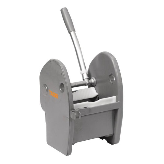 Die TASKI Presse Kunststoffpresse grau von Diversey Deutschland GmbH & Co. OHG ist eine robuste, stabile Mop-Eimerpresse mit integriertem Spritzschutz, passend für TASKI Reinigungswagen und drückt das Wasser effizient aus den Mop-Köpfen. Packung enthält 1 Stück.
