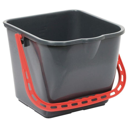 Der TASKI Eimer 15L Rot von Diversey Deutschland GmbH & Co. OHG ist ein rechteckiger Kunststoffbehälter mit rotem Griff und Innenskala, ideal für die manuelle Reinigung, leer geliefert. Packungseinheit: 1 Stück.