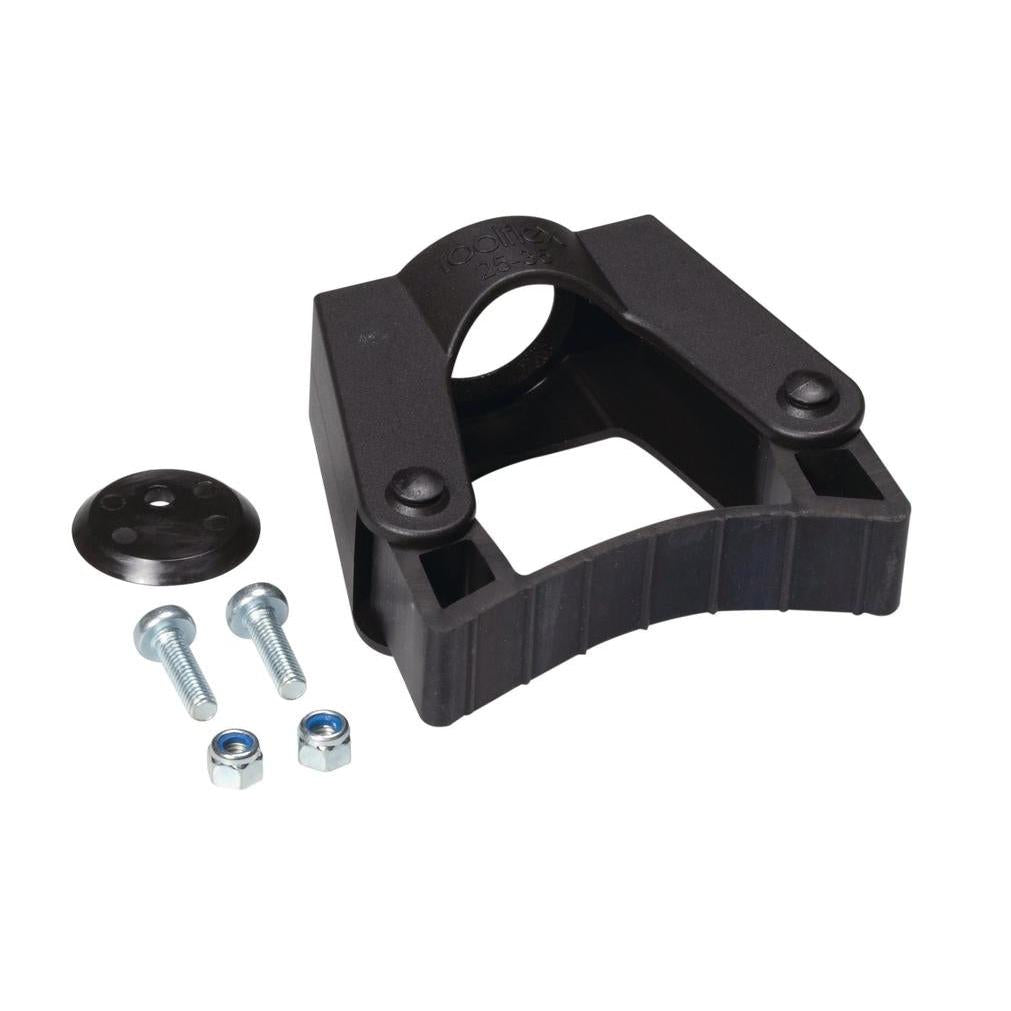 Der TASKI Toolflex Stielwarenhalter von Diversey Deutschland GmbH & Co. OHG ist eine schwarze Montagehalterung aus Kunststoff mit einem runden oberen Loch, dargestellt mit zwei Schrauben, zwei Muttern und einer schwarzen Kappe mit drei Löchern auf weißem Hintergrund.