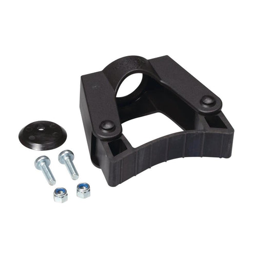 Der TASKI Toolflex Stielwarenhalter von Diversey Deutschland GmbH & Co. OHG ist eine schwarze Montagehalterung aus Kunststoff mit einem runden oberen Loch, dargestellt mit zwei Schrauben, zwei Muttern und einer schwarzen Kappe mit drei Löchern auf weißem Hintergrund.